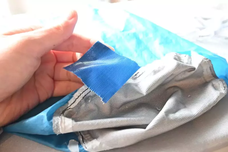 シームテープを剥がす