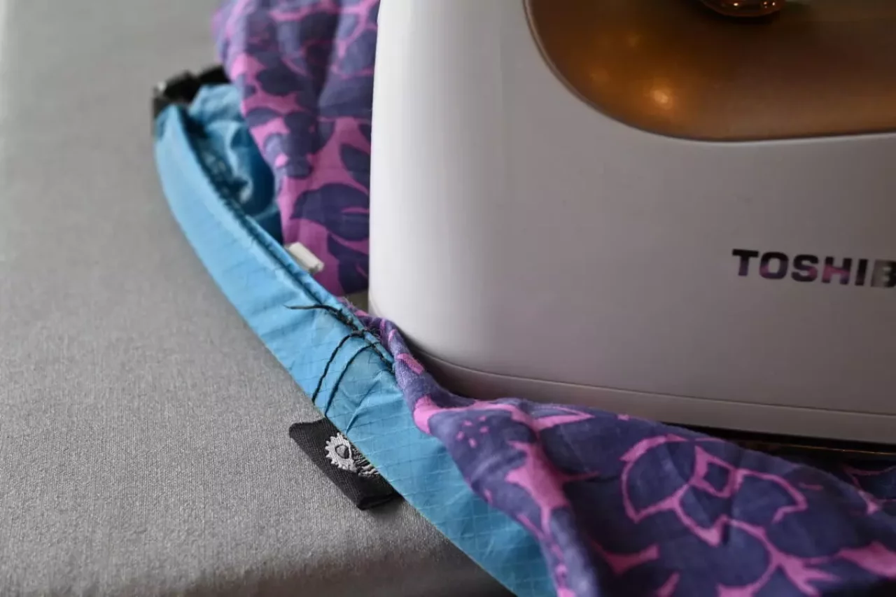 シームテープを当て布をして貼り付ける