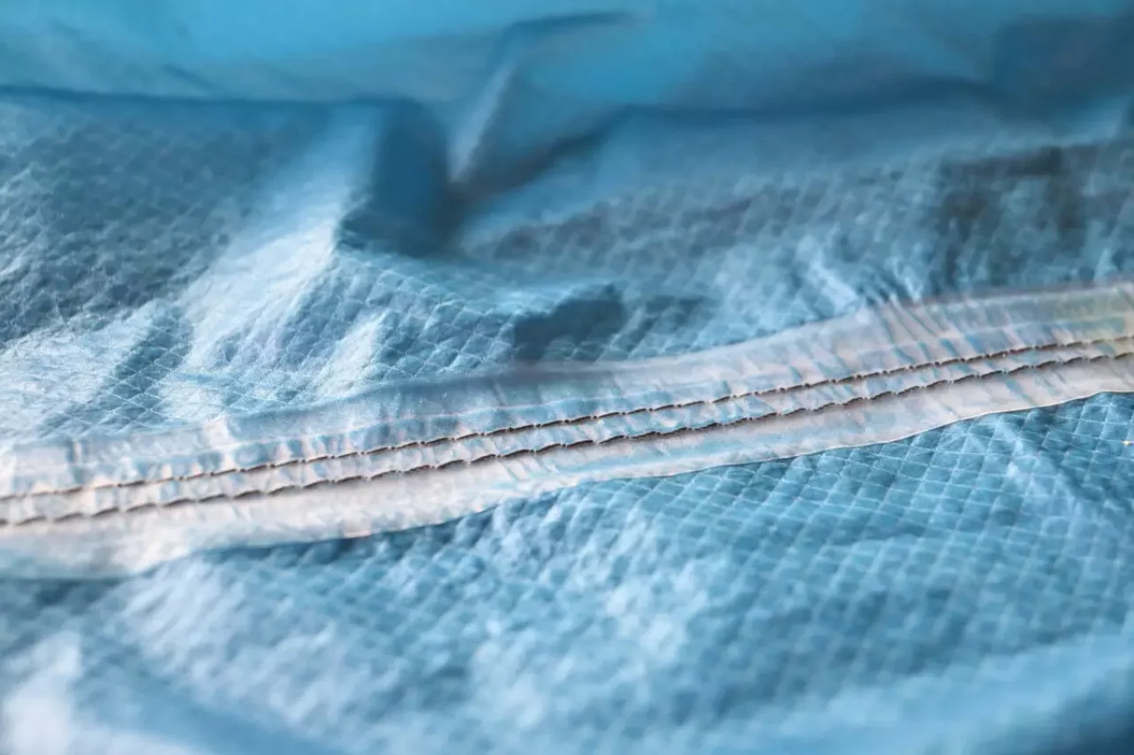 シームテープを当て布をして貼り付ける