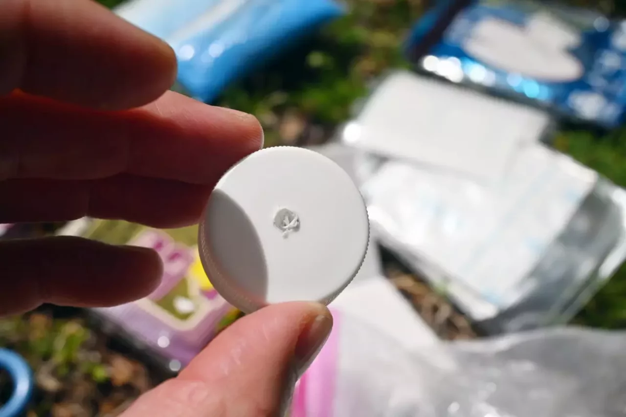 穴を開けたキャップ