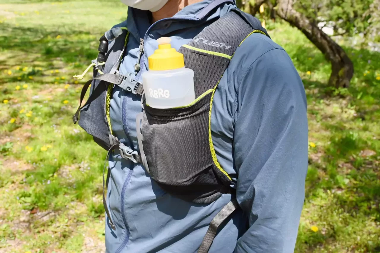 前面には財布やスマホ水筒などをストレッチ性のポケット パーゴワークス ラッシュ12