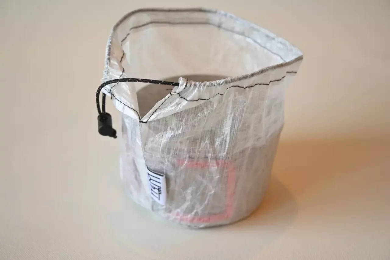 サイズは直径10cm、高さ11cm、開口部に向かって広がりのある円柱形