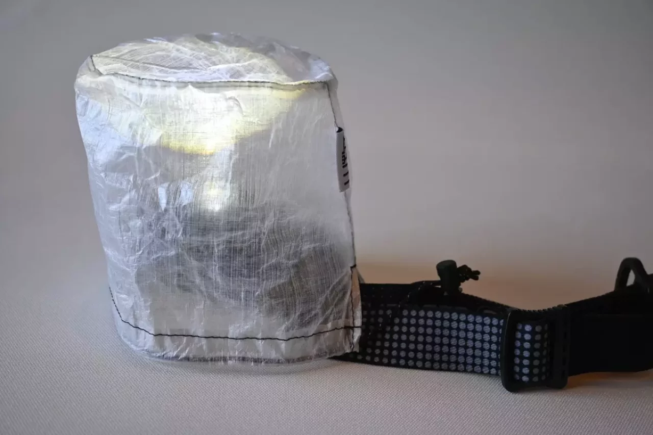 程良いハリのある素材でヘッドライトを地面に置いてその上からかぶせて、円柱形を維持した状態で使用することができます