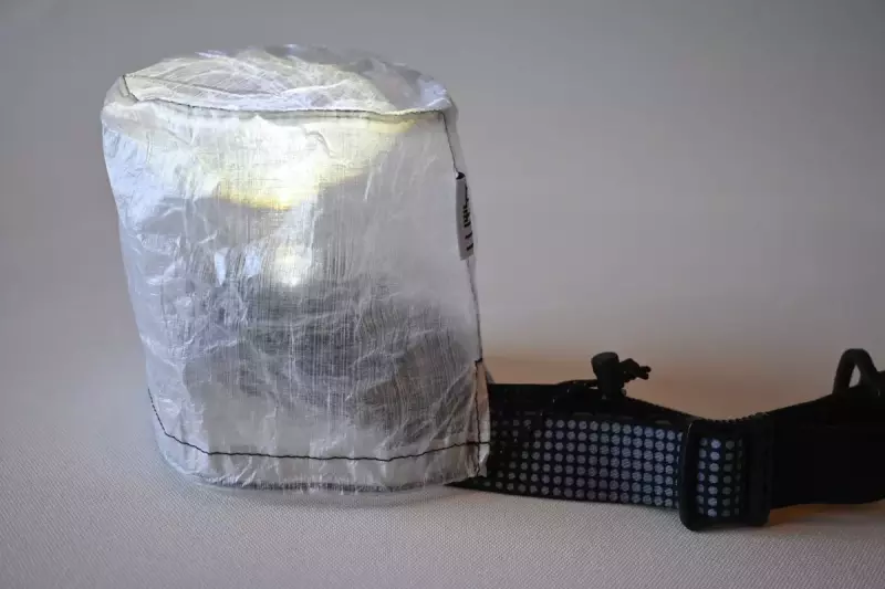 程良いハリのある素材でヘッドライトを地面に置いてその上からかぶせて、円柱形を維持した状態で使用することができます