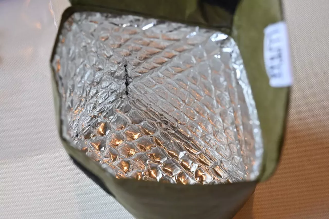 素材にはアルミ純度99% 熱反射率97%のアストロフォイルを使用