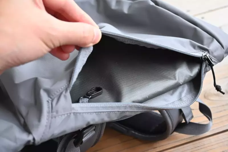 パタゴニア バックパック アルトヴィア・パック 雨蓋のポケット