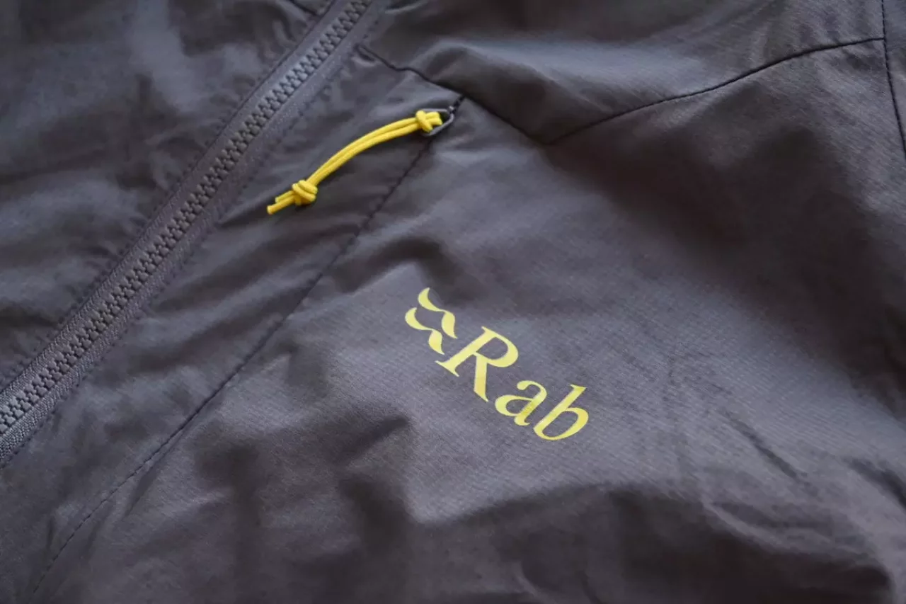 外側のシェルが通気性の高い Pertex® Quantum Air を使用