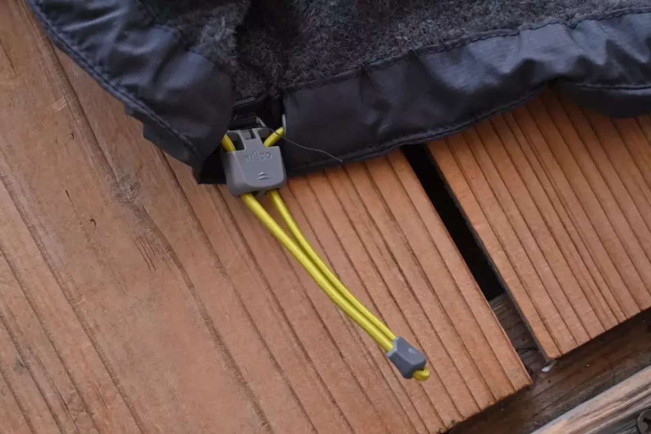 裾には左右にドローコードが備わっていて、瞬時にこのドローコードを引っ張る