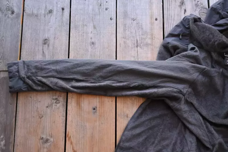 腕通しのし易さと汗の吸い上げを両立させた構造