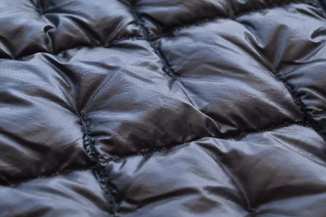 薄いのに耐久性が高い7デニールのバリスティックエアライトを使用