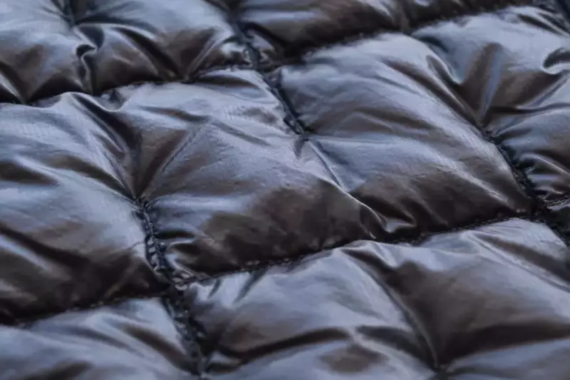 薄いのに耐久性が高い7デニールのバリスティックエアライトを使用