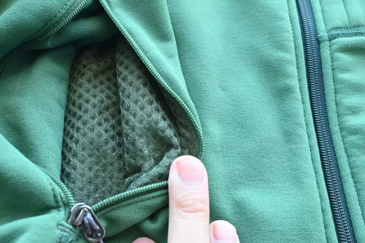 ポイント④:全部ジッパー付きポケット&チェストポケットが地味に役立つ