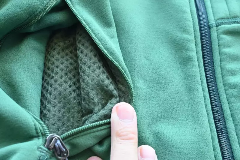 ポイント④:全部ジッパー付きポケット&チェストポケットが地味に役立つ