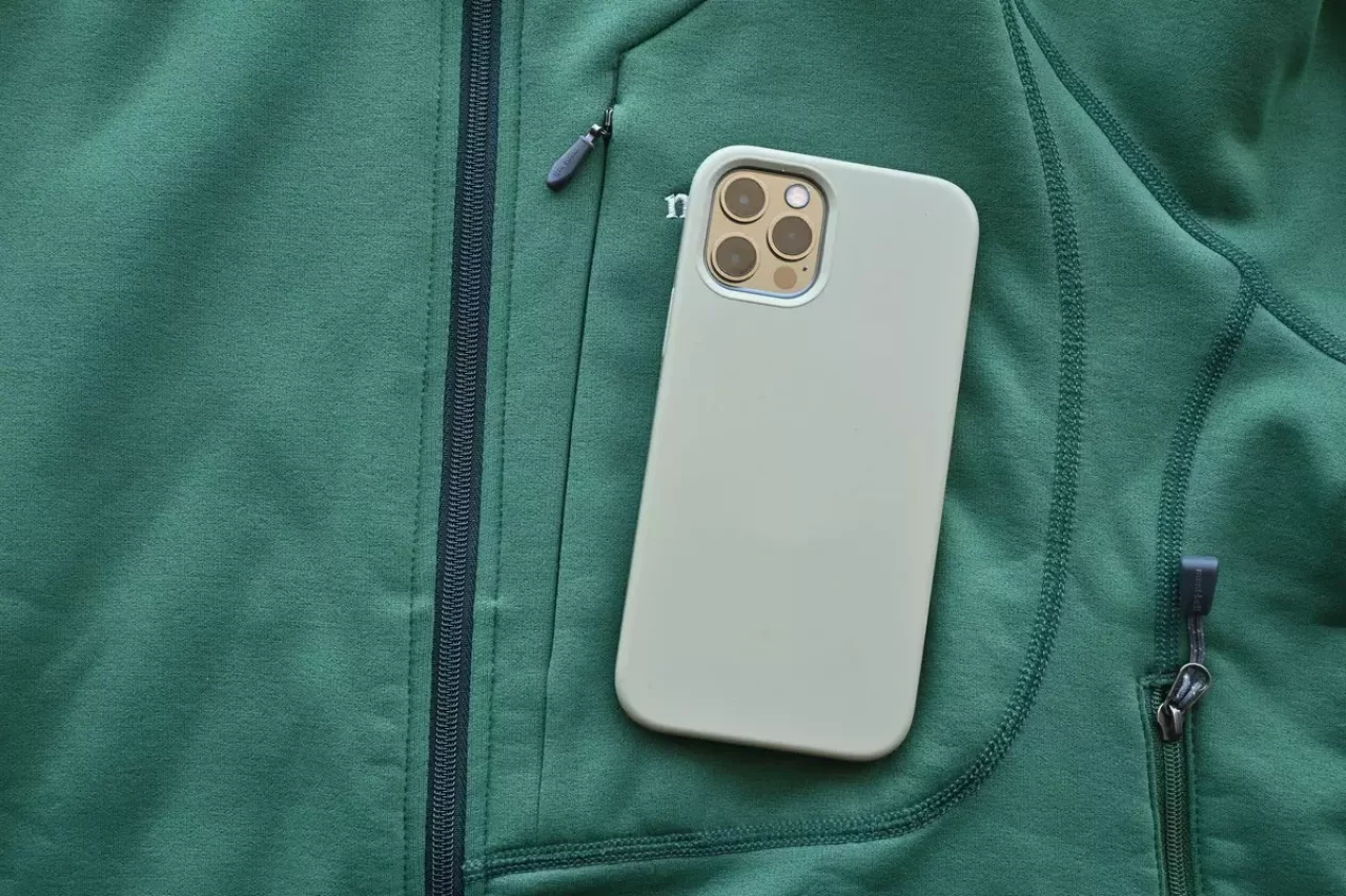 スマホを入れておけるだけのサイズ