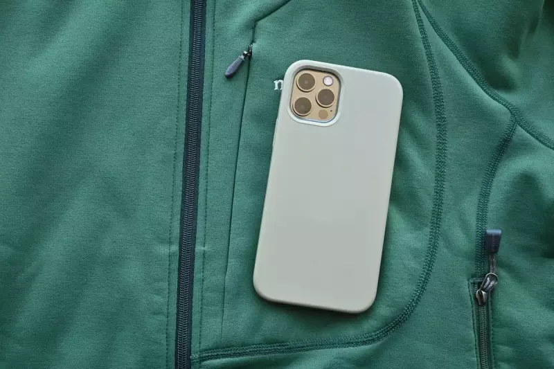 スマホを入れておけるだけのサイズ