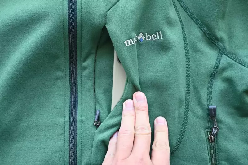 スマホを入れておけるだけのサイズ