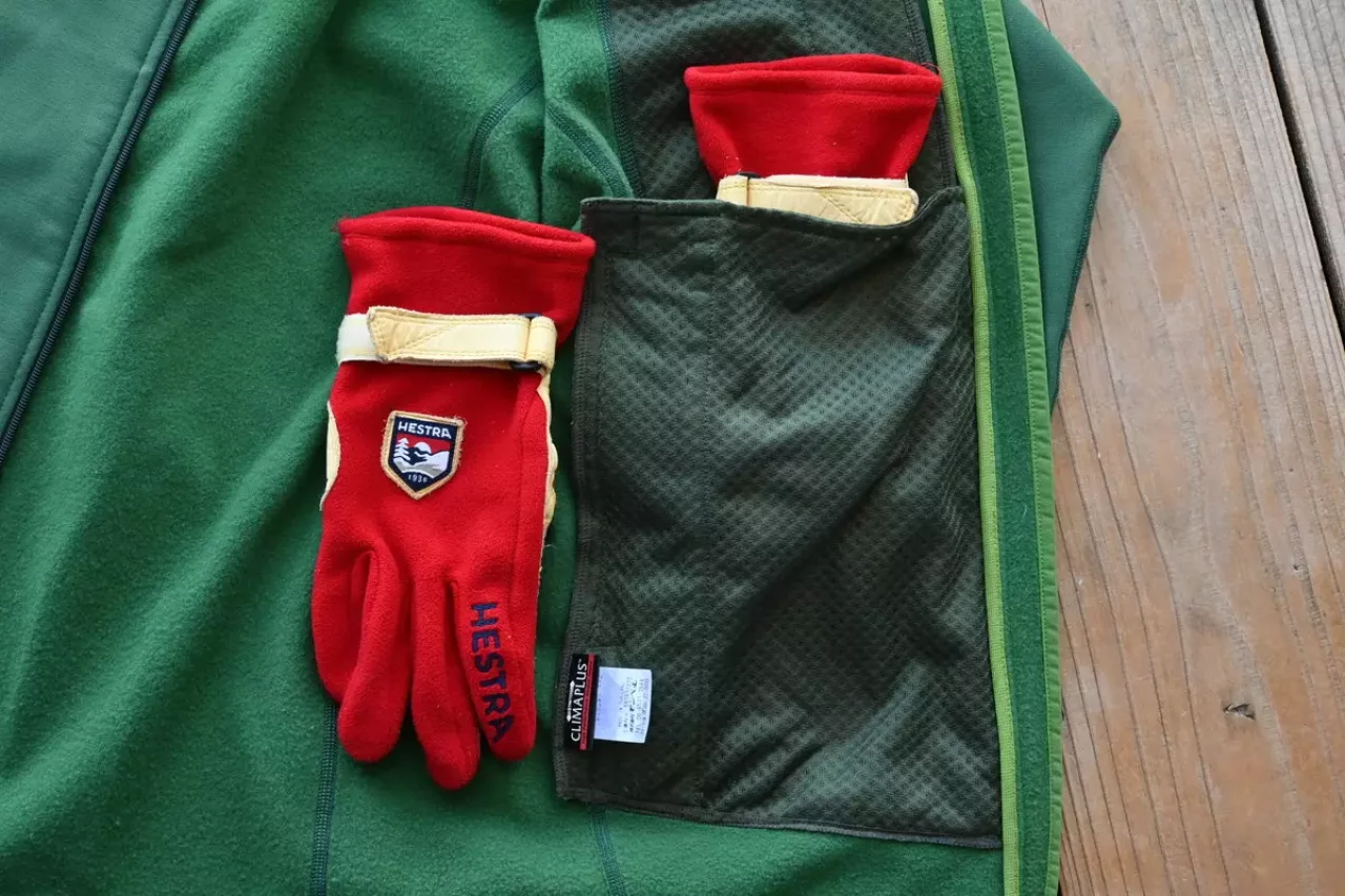 大きめのグローブを縦にすっぽりと収納できる大きなポケット