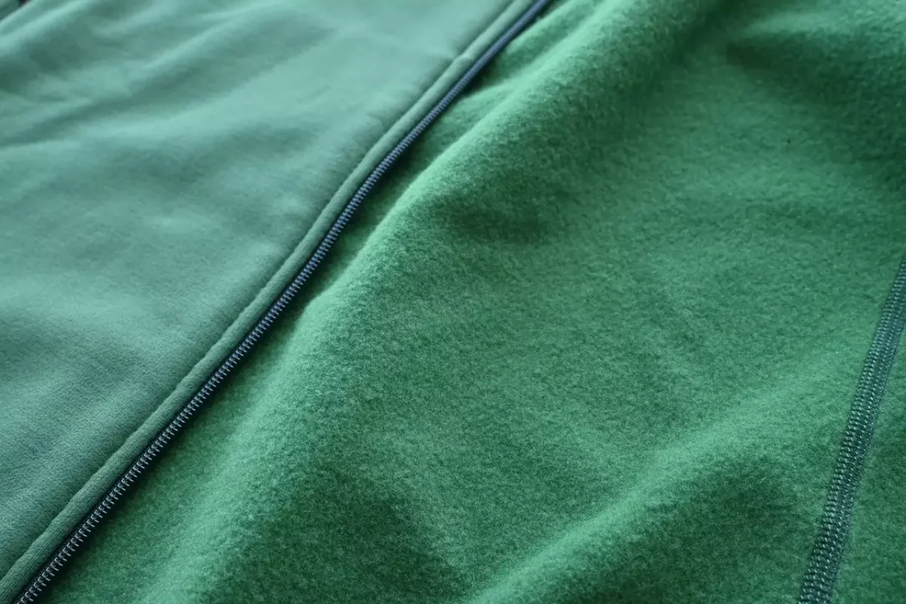 ポイント③:レイヤリングがしやすい素材感とジャケットタイプの良さ