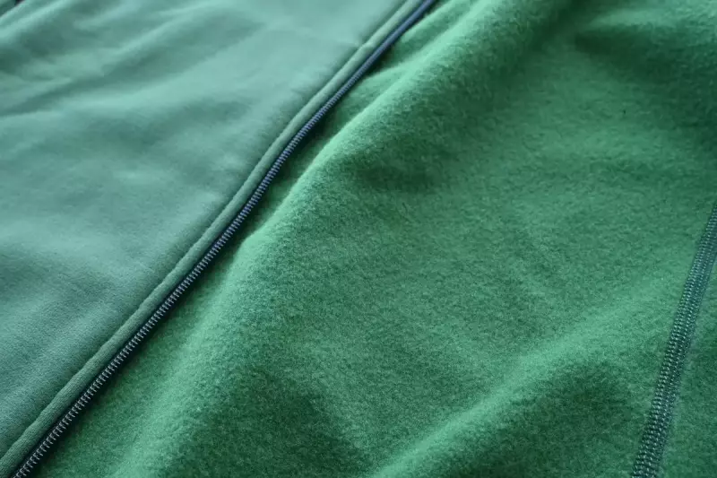 ポイント③:レイヤリングがしやすい素材感とジャケットタイプの良さ