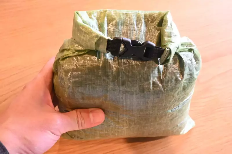 濡れた瞬間に保温力が全くなくなる可能性が高いので、ドライバックに収納