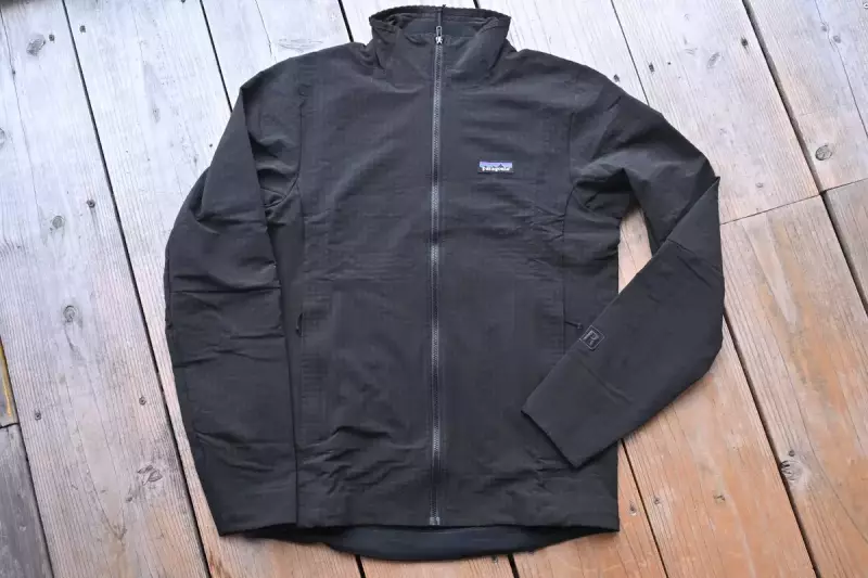 程良い防風性を備えたミドルレイヤー『R1テックフェイス』