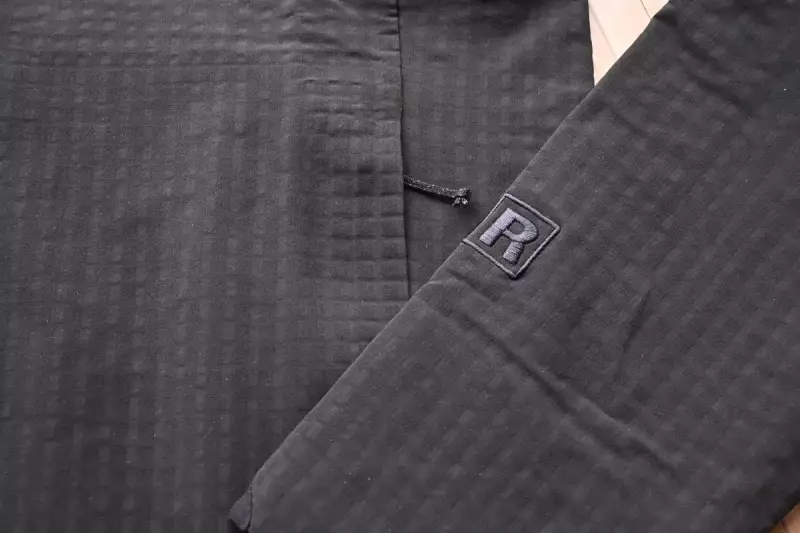 程良い防風性を備えたミドルレイヤー『R1テックフェイス』