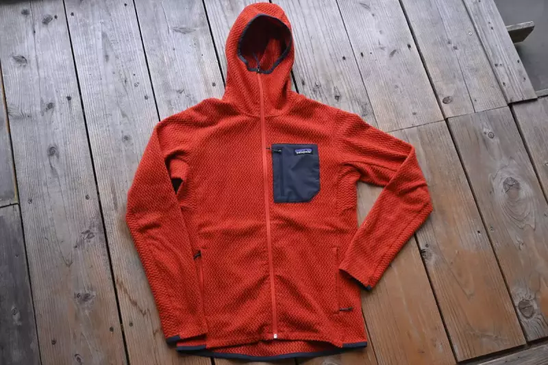 通気性に優れたミドルレイヤー『R1エア』