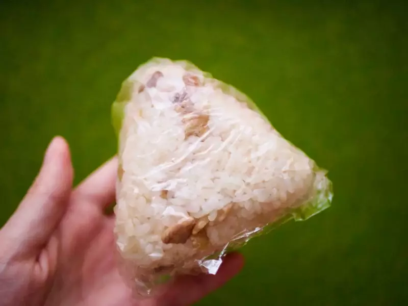 ナッツの炊き込みご飯でおむすび