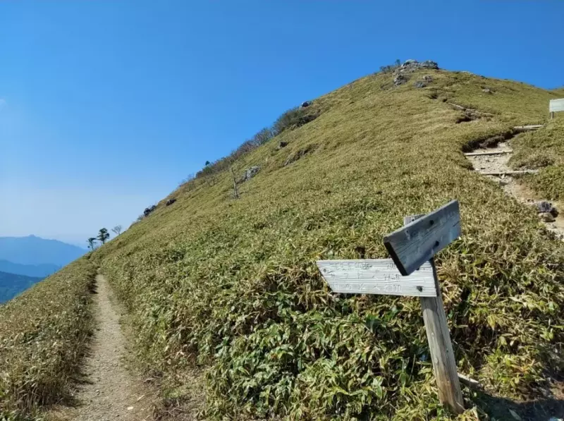 剣山登山 左側のトラバース道で見ノ越へ