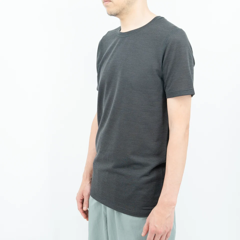 オールメッシュTを着た横からのシルエット