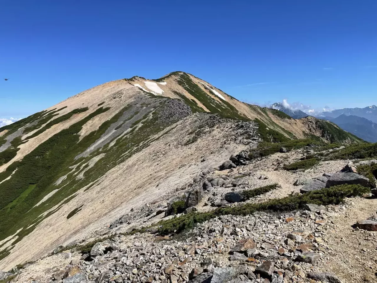 赤牛岳山頂へ続く稜線