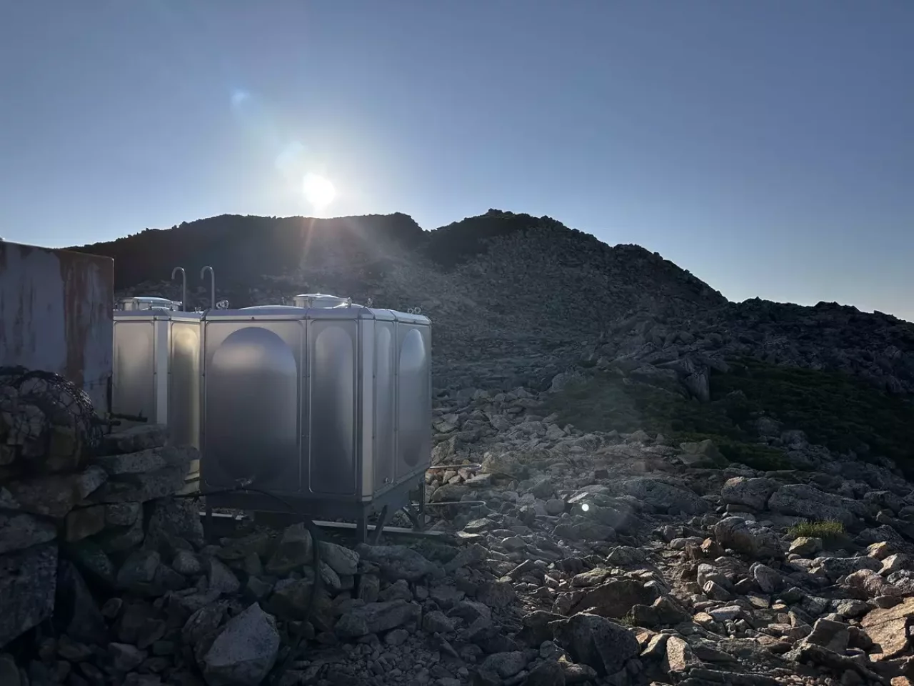 山小屋のタンク