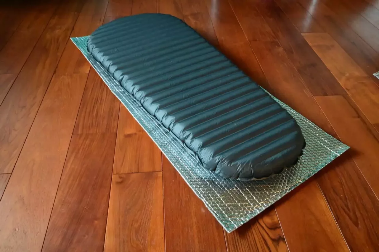 アストロフォイルの使用例 就寝用マットのブースター