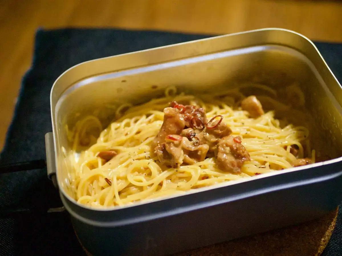焼き鳥の缶詰で作るチキンのペペロンチーノ-常温でいいから持ち運び楽ちん