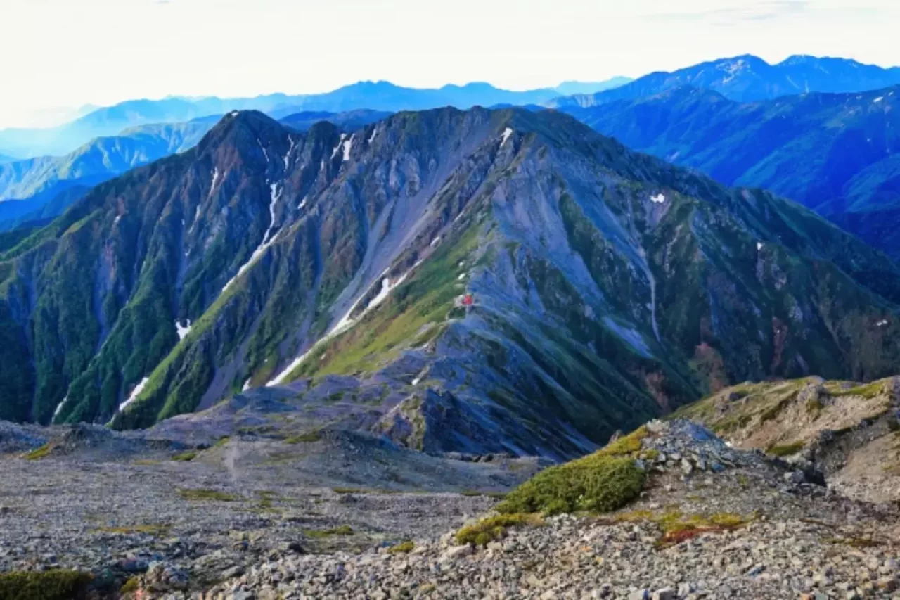 間ノ岳から農鳥岳に向かう稜線