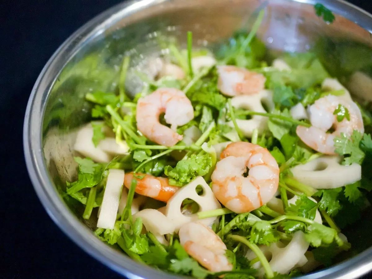 白ワインを使ったおしゃれな山ごはん-アジアン風の海老マリネ