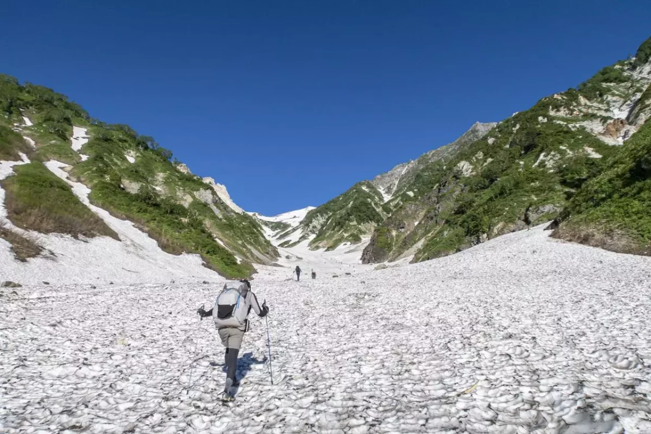 白馬大雪渓を登る登山者