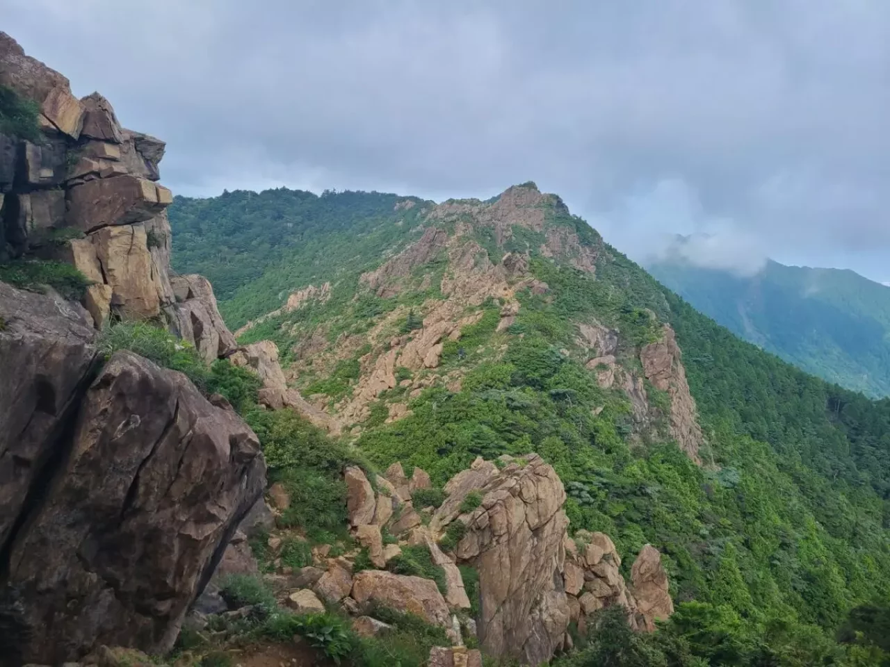 東赤石山一帯の岩場