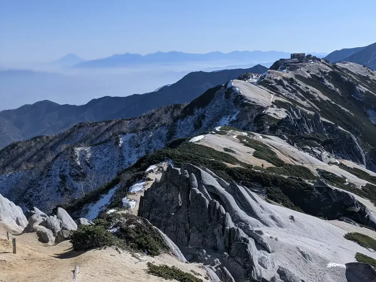 稜線から燕山荘を望む
