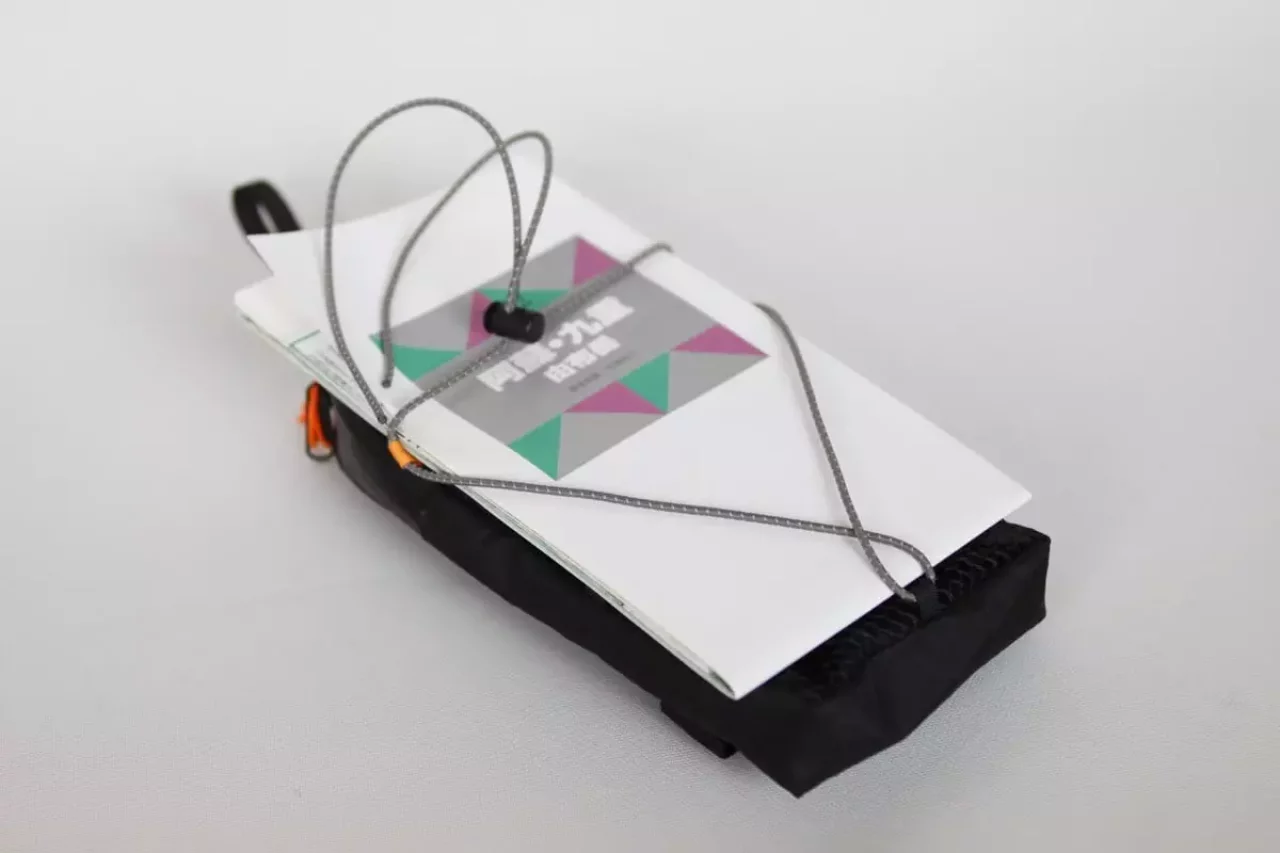 耐水性に優れたX-PACを素材に取り入れた『山旅 アジャストボトルホルダー』