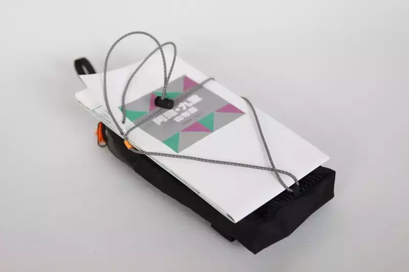 耐水性に優れたX-PACを素材に取り入れた『山旅 アジャストボトルホルダー』