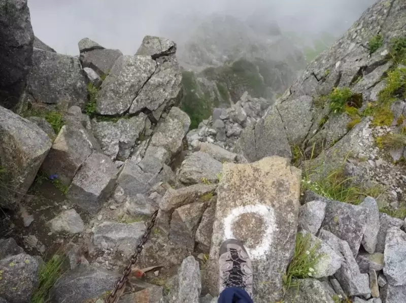 涸沢岳すぐの下り