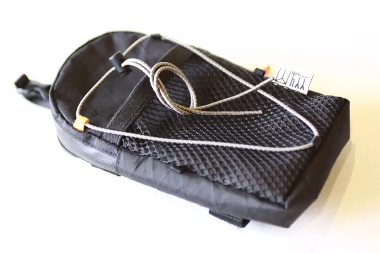 耐水性に優れたX-PACを素材に取り入れた『山旅 アジャストボトルホルダー』