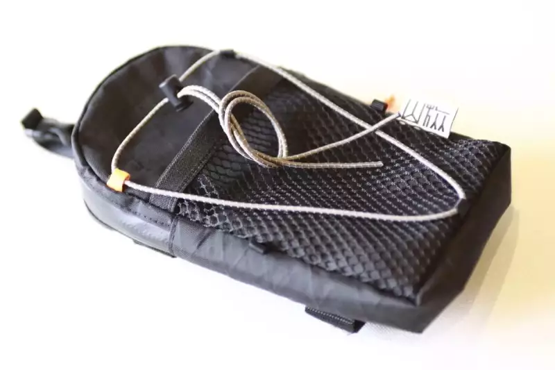 耐水性に優れたX-PACを素材に取り入れた『山旅 アジャストボトルホルダー』