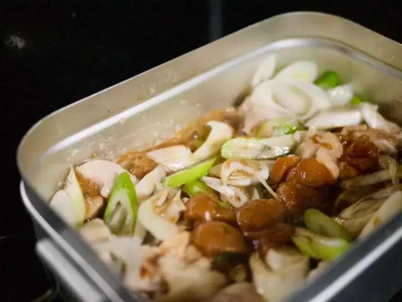 鶏ももの赤ワイン&オイスター炒めはコスパも◎