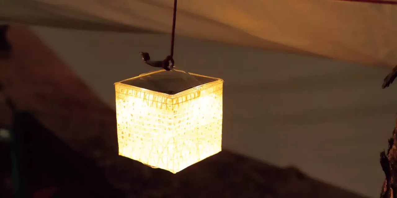 キャリー・ザ・サン『ソーラーランタン』太陽の光でどこでも明るさを作れる