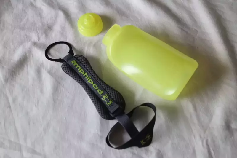 トレイルランニングで日射病対策のハンドボトル