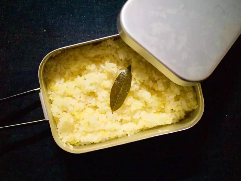 ラージメスティンで炊飯する方法-ターメリックライス編|メスティンレシピ|山の食事・行動食|山のコト|登山・トレラン・山スキーマガジン「山旅旅」