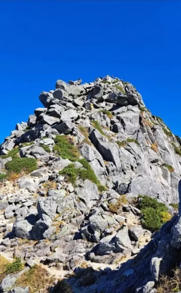 トロルの舌を越え、下った鞍部から振り返って