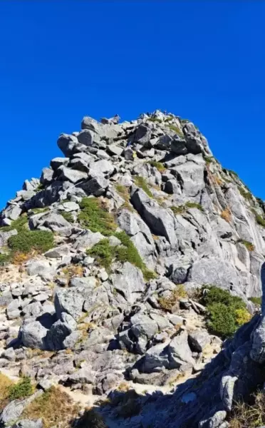 トロルの舌を越え、下った鞍部から振り返って